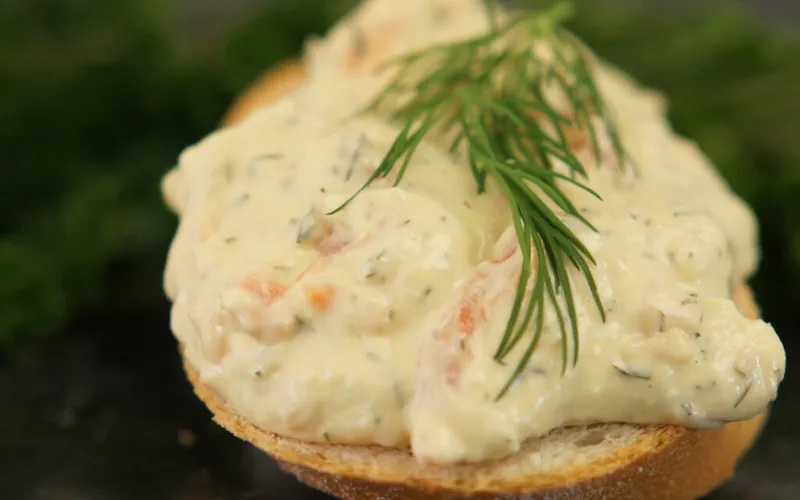 Feestsalade met warm gerookte zalm
