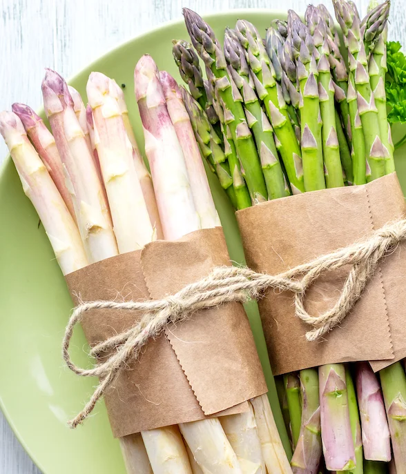 Witte en groene asperges
